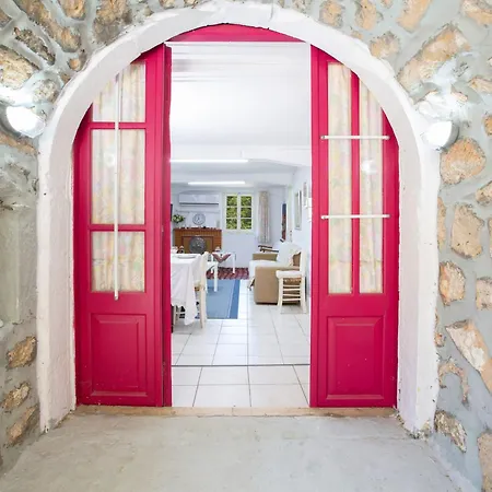 Cozy Village Nest Apartment *